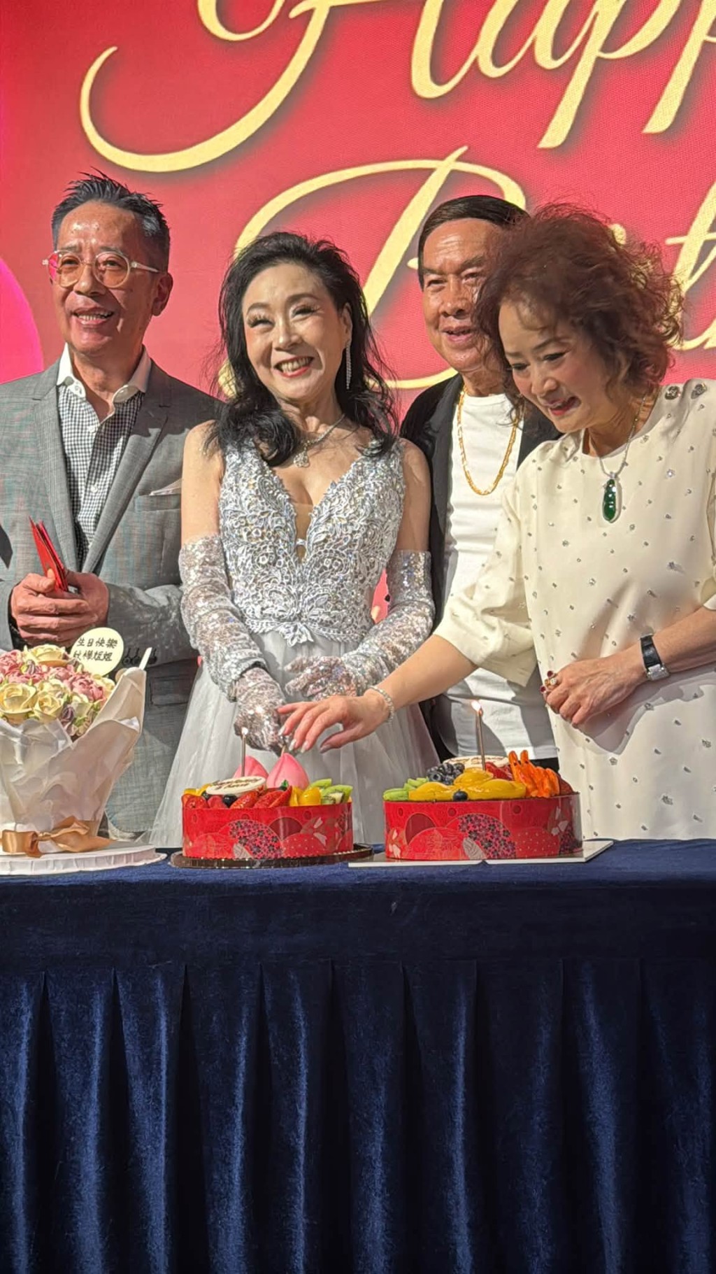 魏秋樺在台上切蛋糕,身旁除了男友Edward,還有昔日劇集拍檔、合演郭靖與黃蓉的白彪。(FB@汪曼玲 《快拍.曼鏡頭》)
