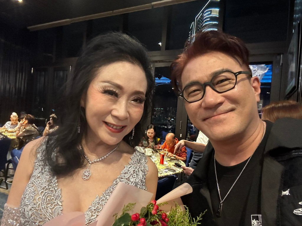 壽星女魏秋樺在宴會中穿梭各席,與朋友交流。