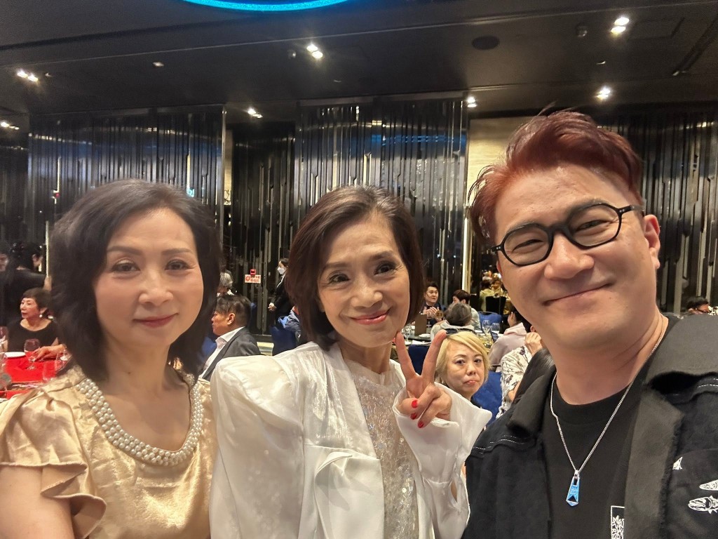 吳麗珠出席宴會,心情看來相當好。