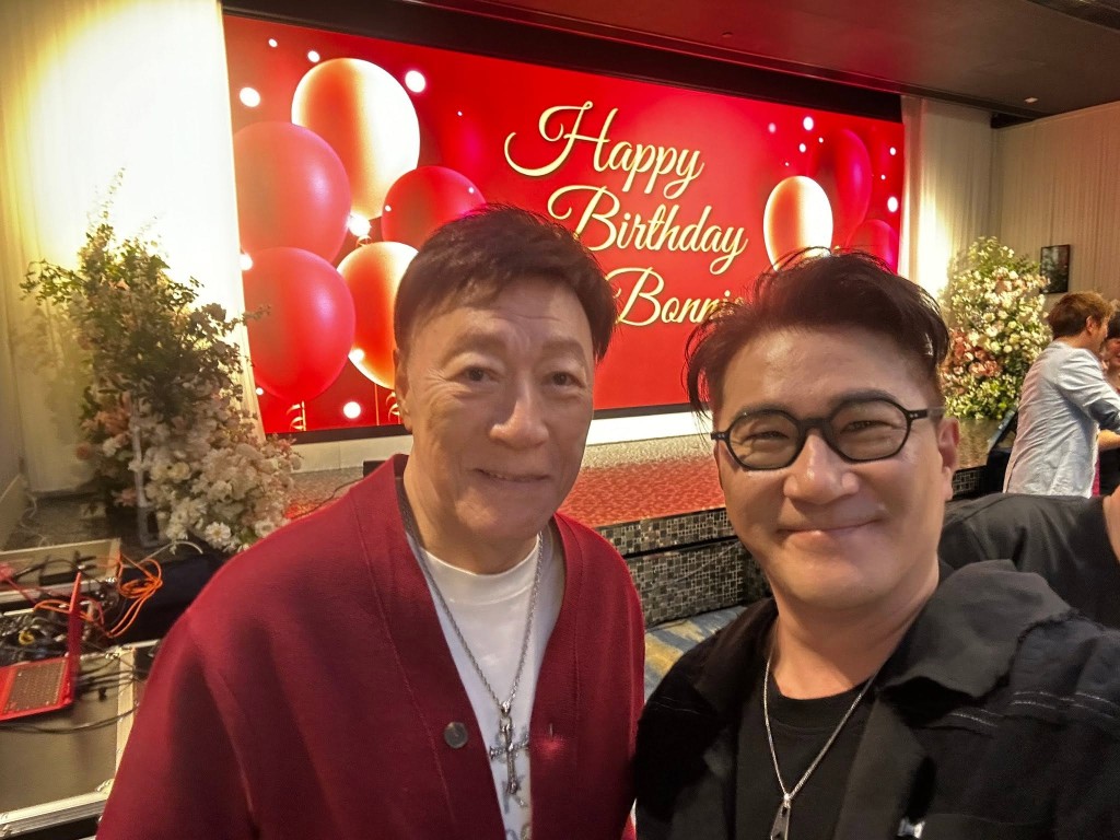 陳欣健在派對上相當受歡迎,不斷有賓客邀請合照。