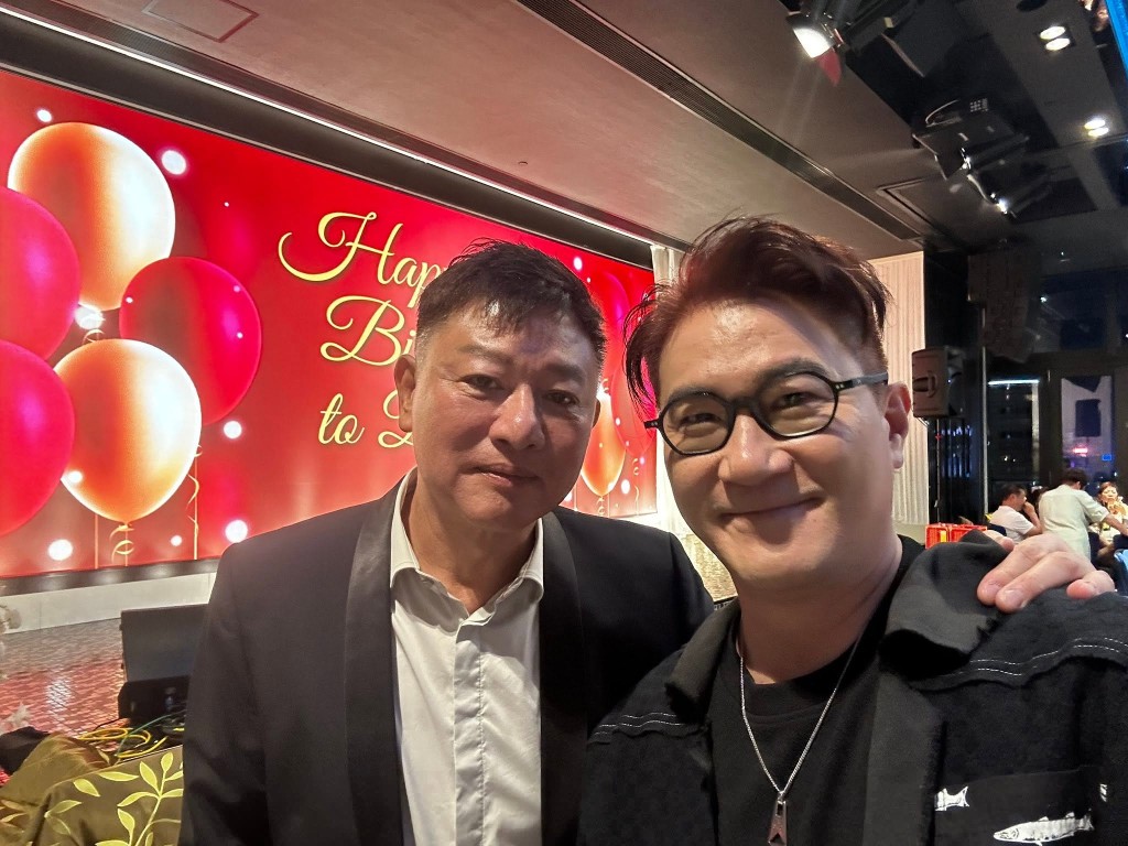 詹秉熙也到場與壽星女合照。