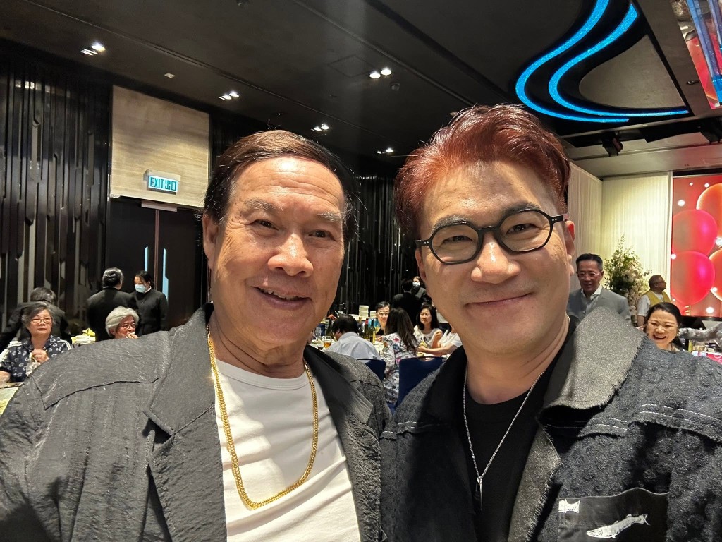 白彪(左)在現場與賓客合照留念。