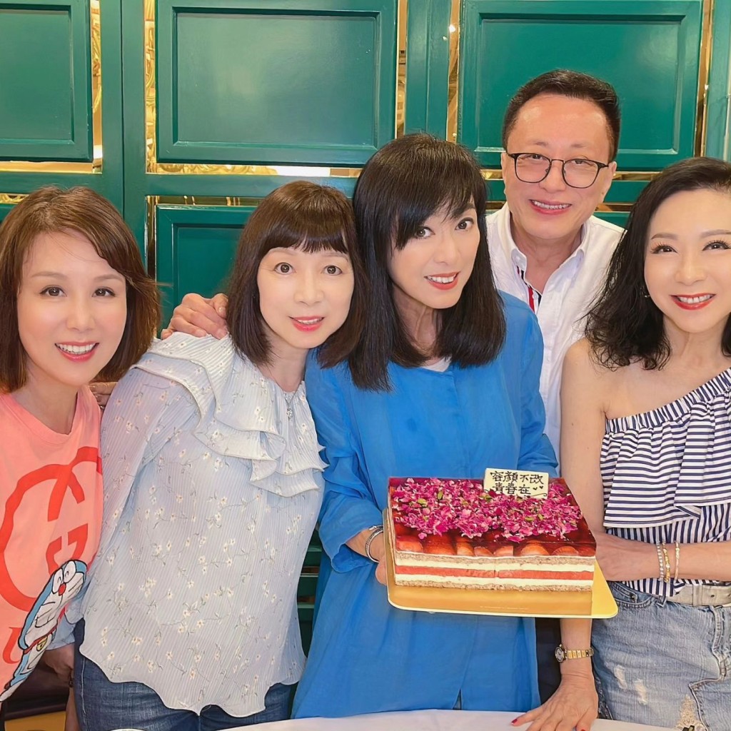 1976年佳視版《神鵰俠侶》「黃蓉」米雪(中),與1995年TVB版《神鵰俠侶》「黃蓉」魏秋樺(右)同場,引來網民比較兩代黃蓉。