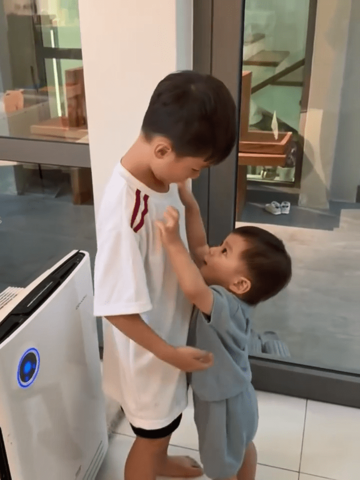 蕭哈哈熱情地向契哥張手要求擁抱。