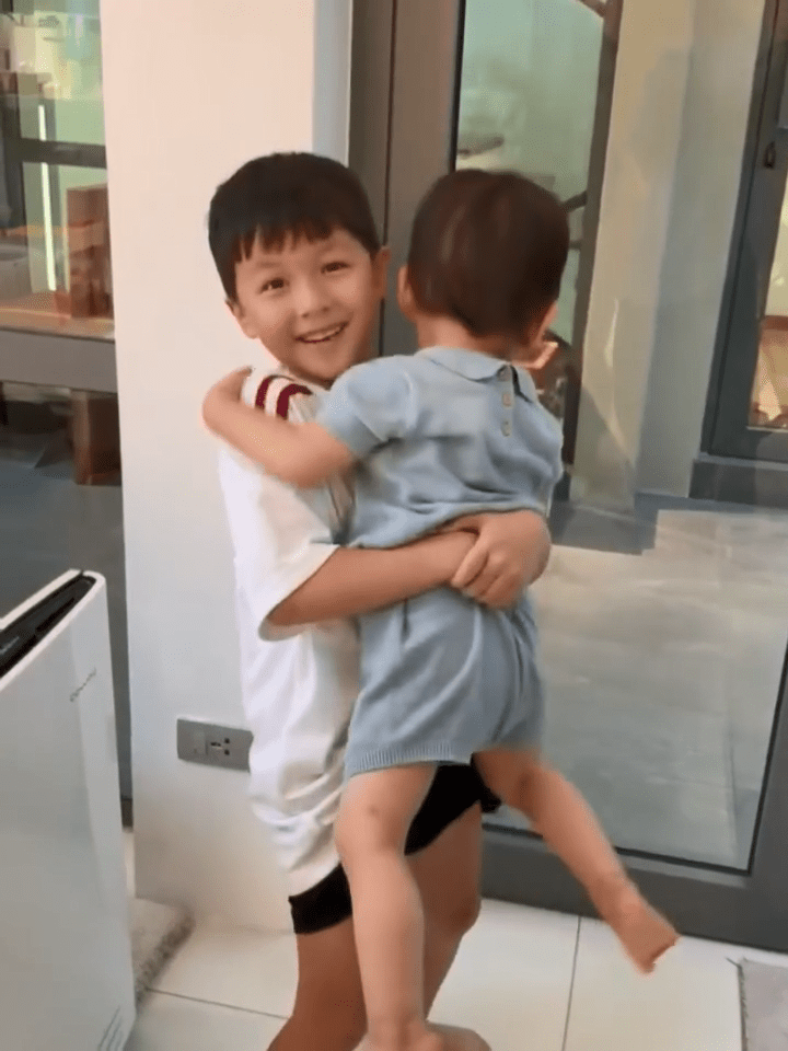 黃翠如分享了多段蕭哈哈在旅程中的可愛片段。