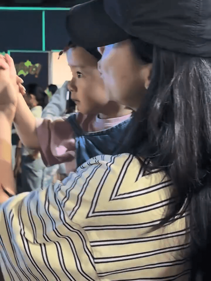 蕭哈哈對台上的表演表現出濃厚興趣。