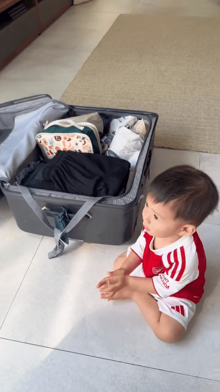 出發前,蕭哈哈乖乖坐在一旁陪伴媽媽收拾行李。