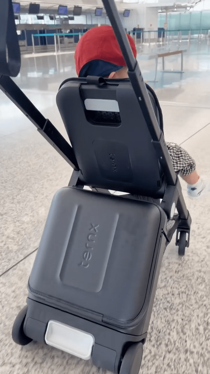 蕭哈哈坐上可載人的行李箱,在機場內「駕駛」他的「私家車」。