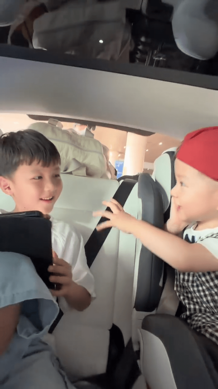 蕭哈哈與契哥在車上見面,兩人互動十分可愛。