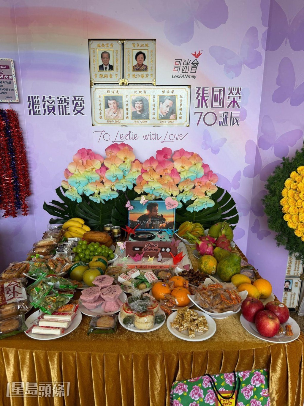 為紀念這個日子,陳太訂製了唱盤造型的蛋糕,象徵音樂長伴左右。