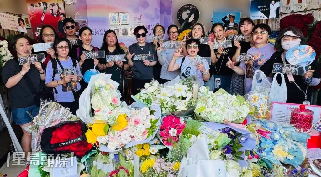 各地「哥」迷送上的設計獨特花牌與花束,讓寶禪堂變成一片花海。