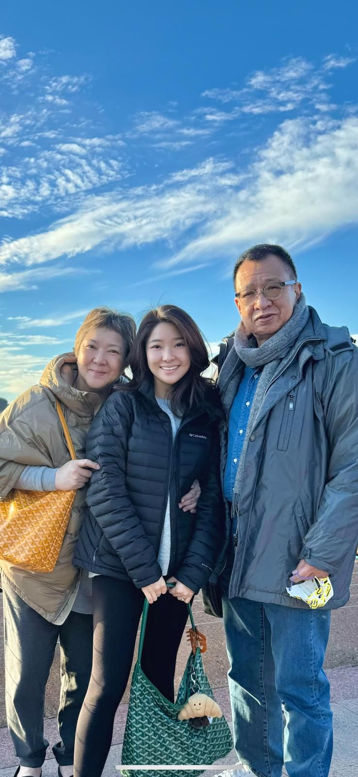 許惠菁坦言難以面對父親離世，即使拍照時也會下意識為父親預留一個位置。