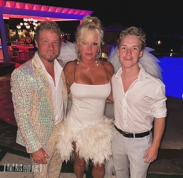 Backstreet Boys成員Brian Littrell(左)的太太Leighanne(中),當年也差點坐上那班客機。