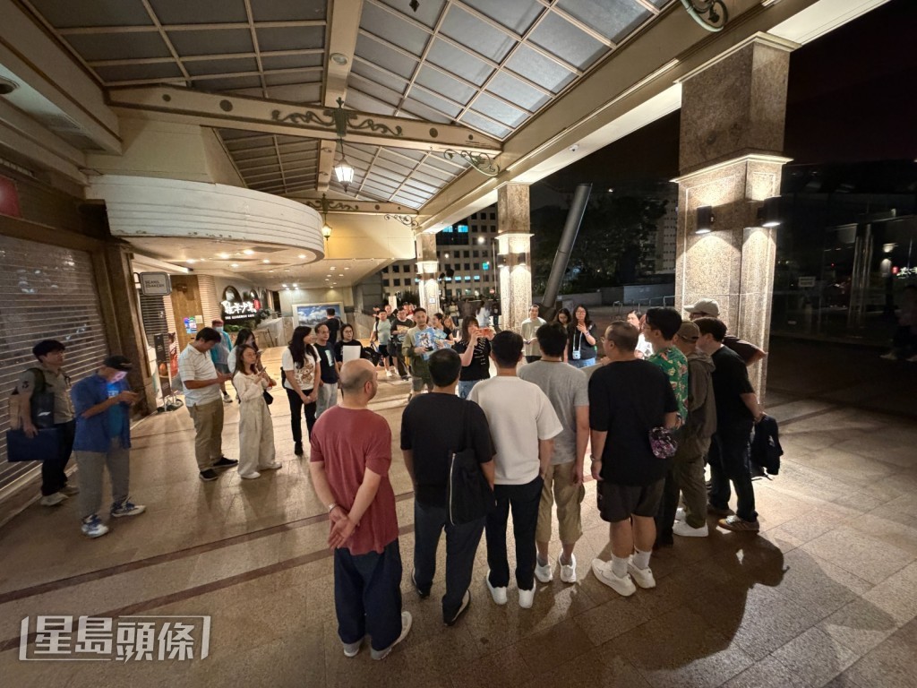 活動結束後,不少影迷留在戲院外,希望與朱鑑然及一眾導演近距離交流、合照及索取簽名。