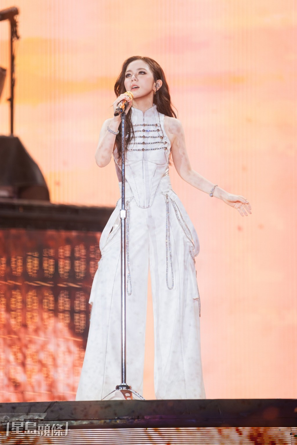對陪伴巡演走到最後的歌迷而言,這首新歌如同一份專屬的「尾站彩蛋」。