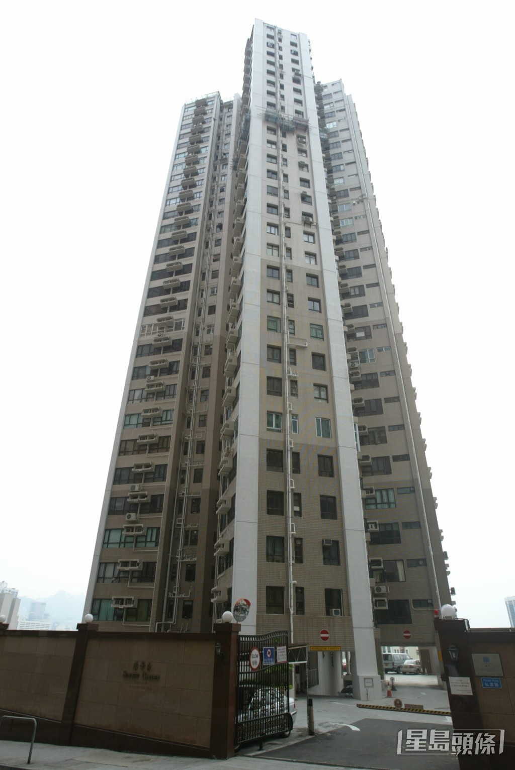 陳浩民和佘詩曼曾一同居住於北角半山的雲景道海景台。