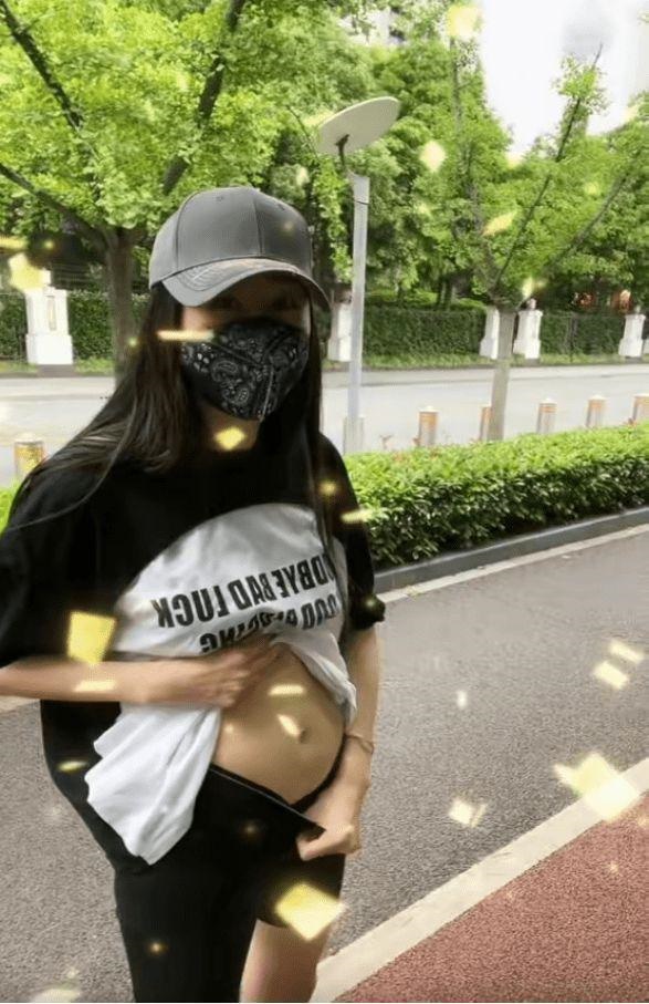 陳浩民太太蔣麗莎作風大膽,曾被拍得在內地街頭掀起上衣及拉低褲頭。