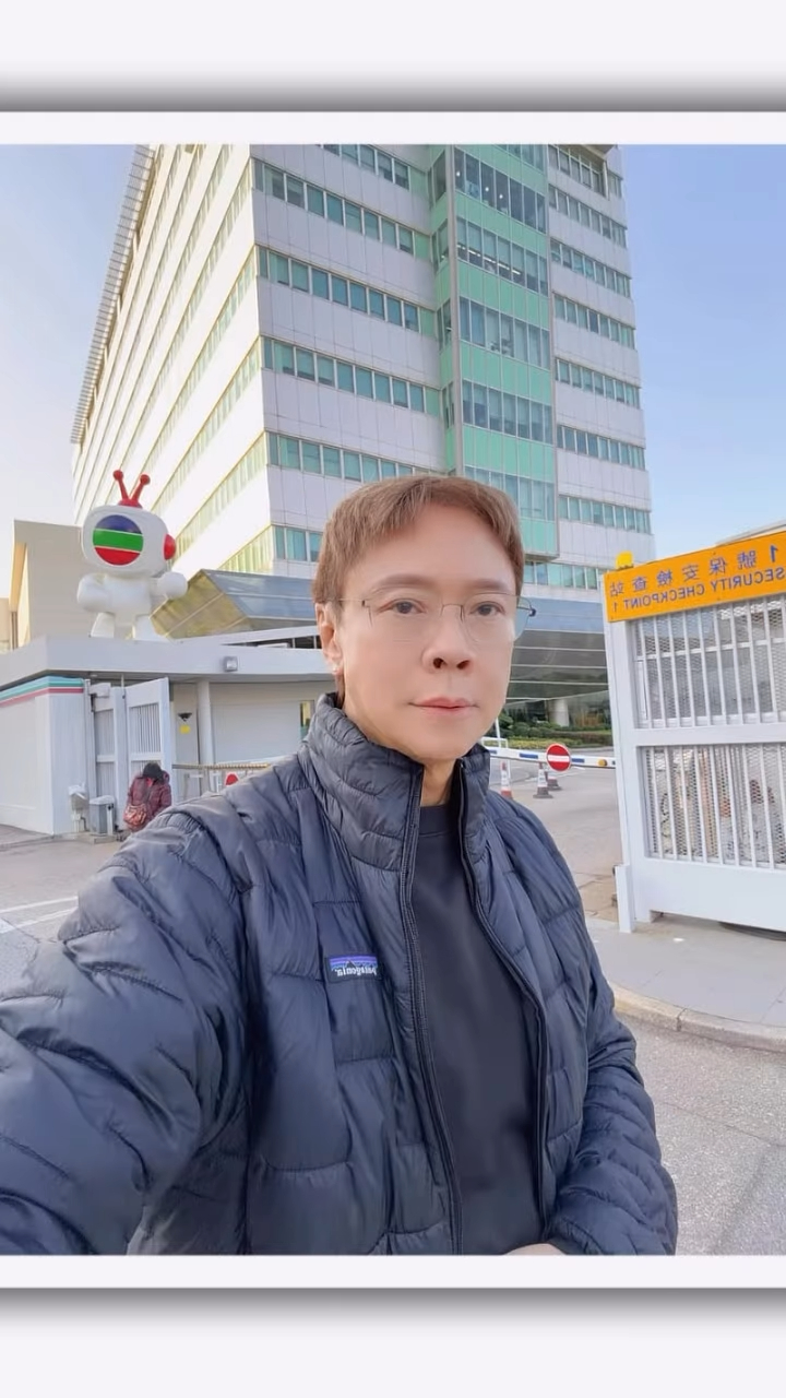 陳志雲在TVB門口與吉祥物TVBuddy合影。