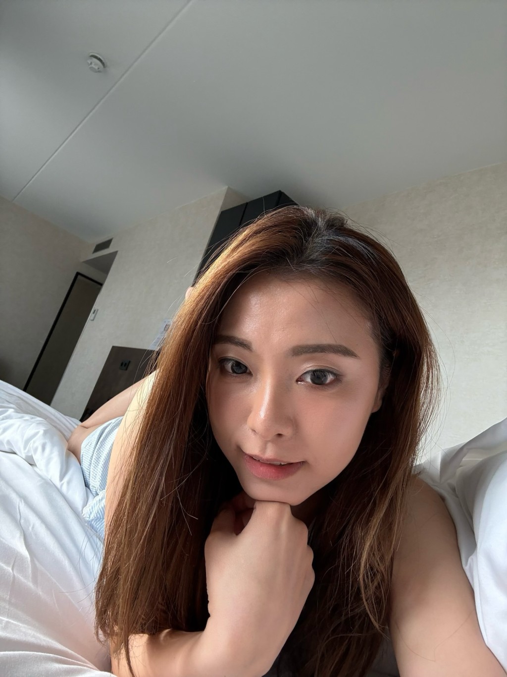 俞可程在酒店房間以不同角度自拍。
