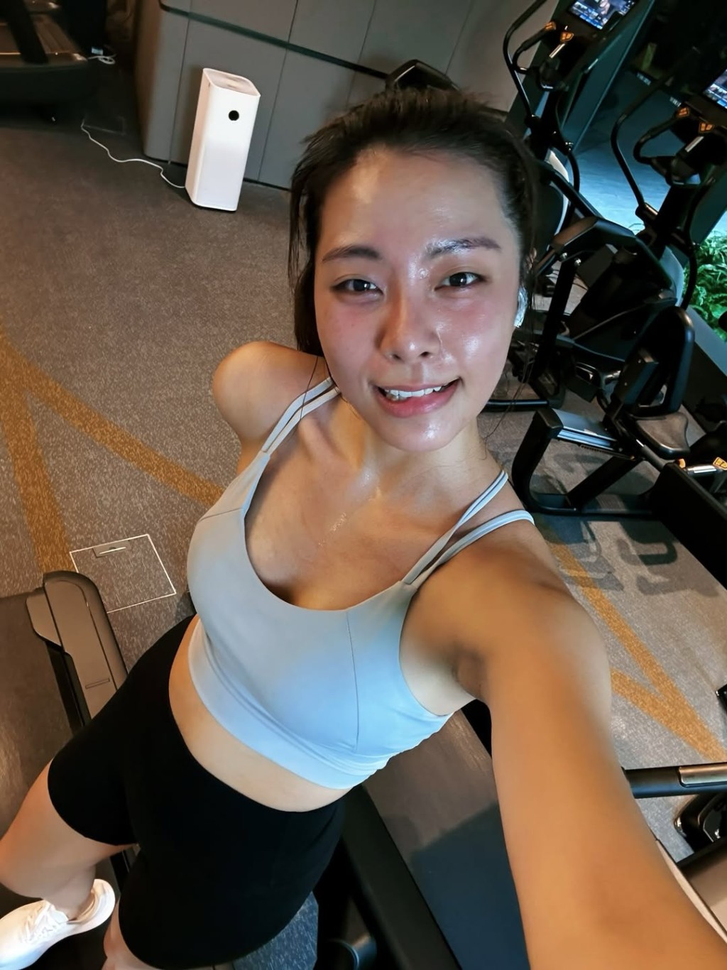 俞可程的咬唇動作相當誘人。