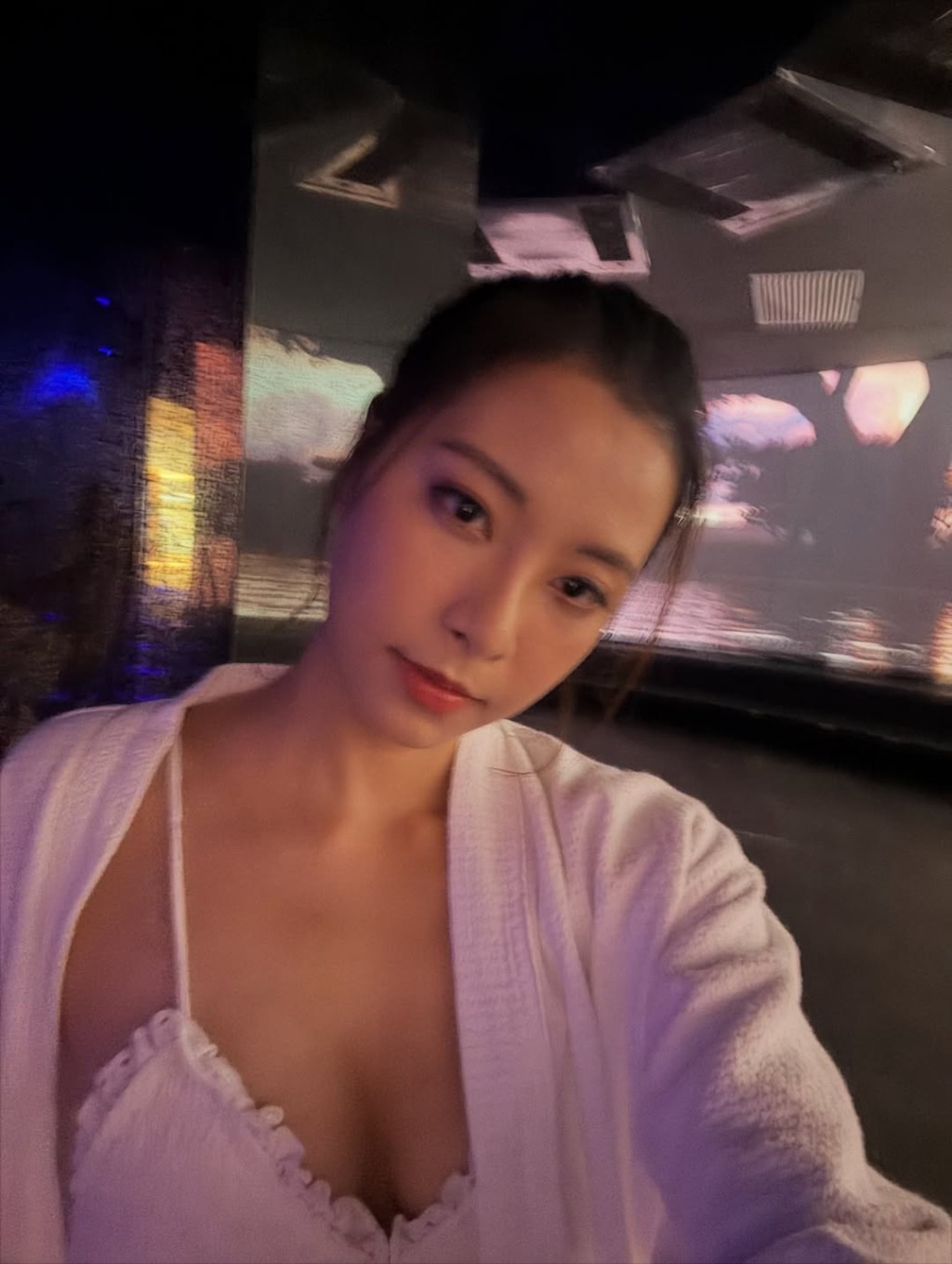 俞可程在長隆浸溫泉時展示豐滿上圍。