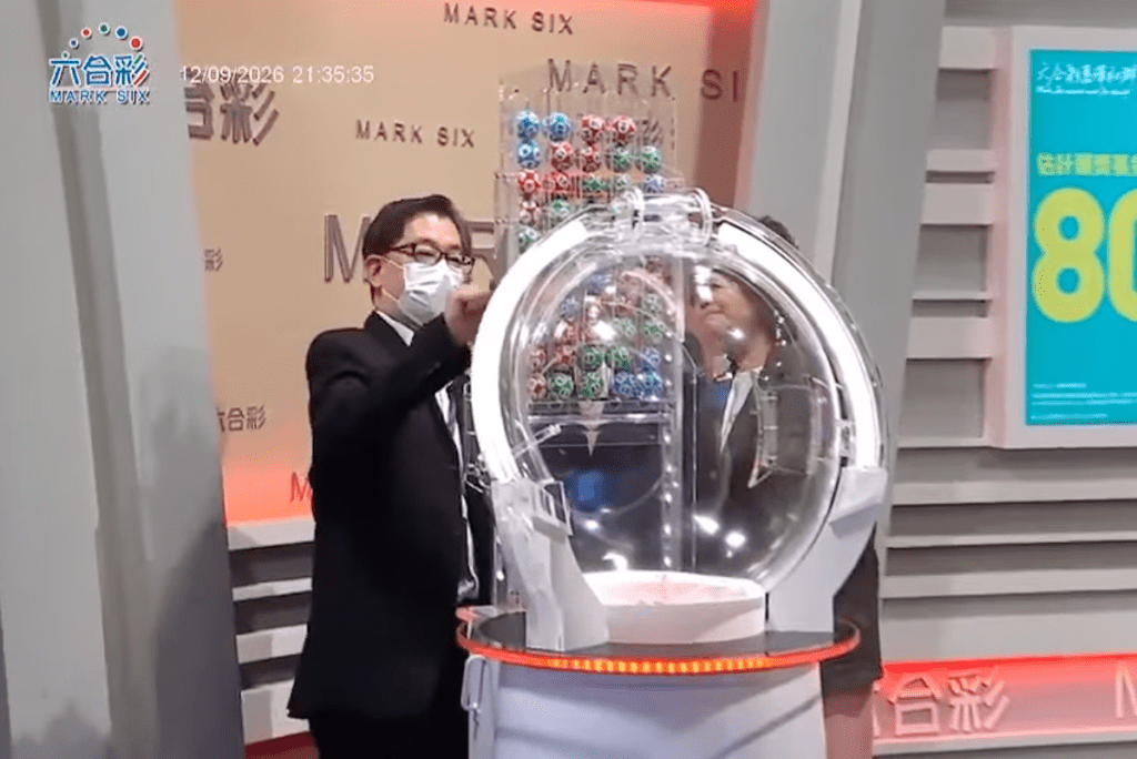 職員向現場嘉賓進行確認程序。
