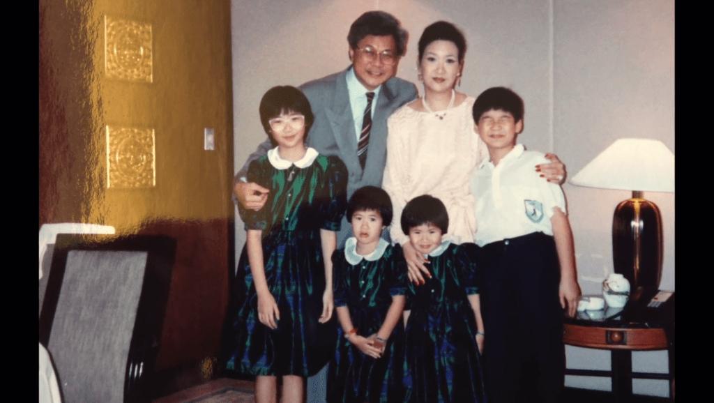 莊父與太太育有三女一子。
