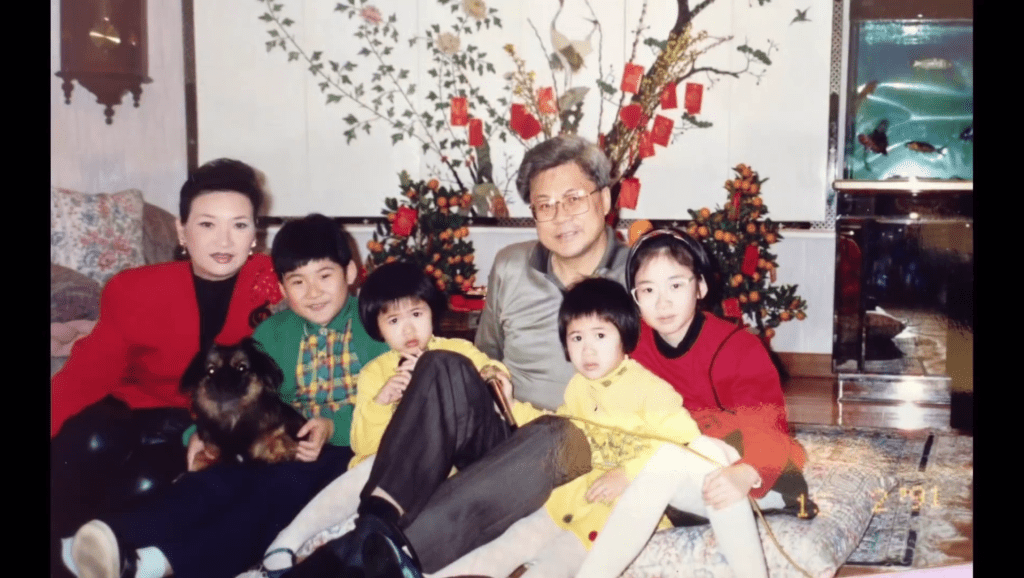 莊父與太太育有三女一子。
