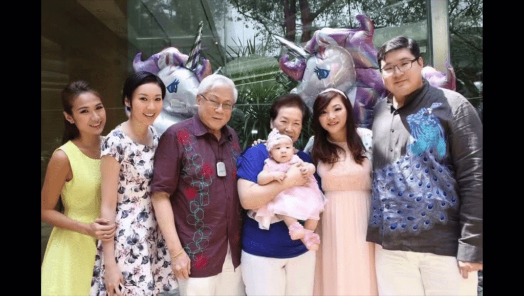 莊父三代同堂。