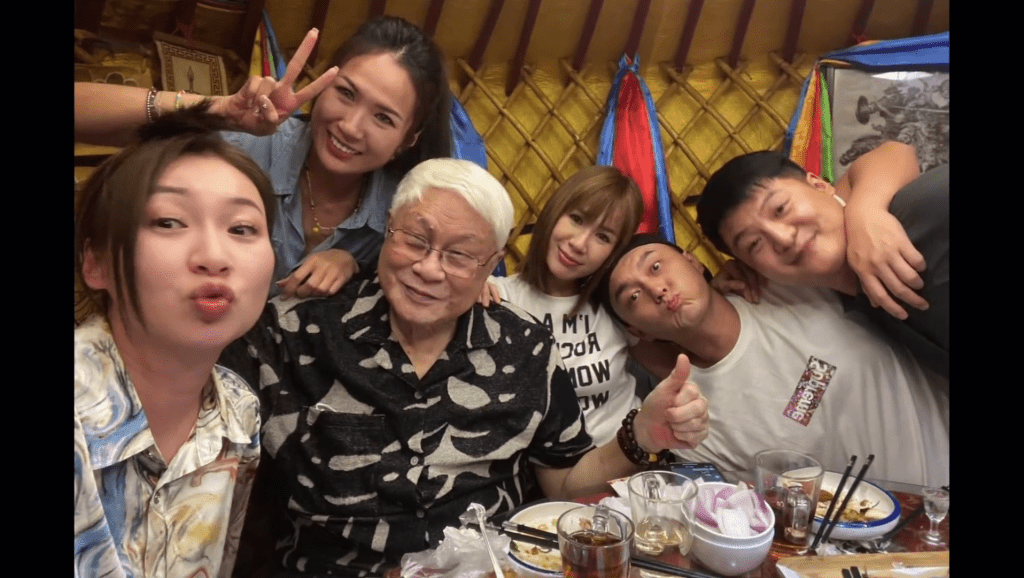 楊明(右二)與莊思明拍拖多年,似乎早已獲莊父認可。