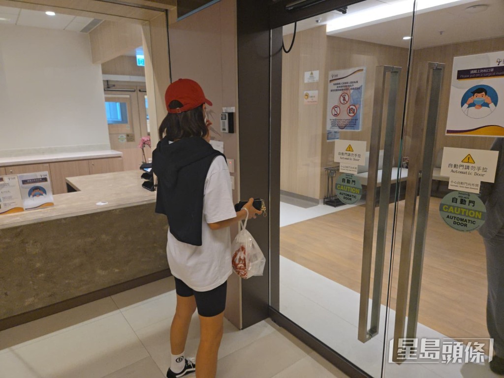 梁靖琪手持外賣袋。