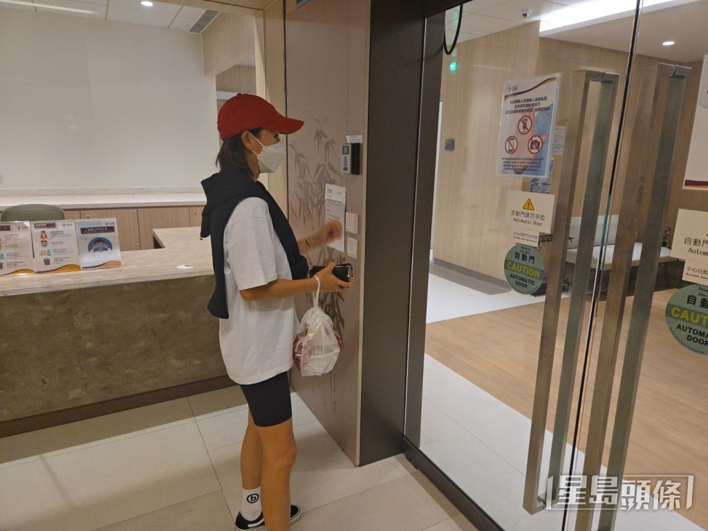 被問是否買外賣予鍾麗淇時，梁靖琪表示：「一齊食。」