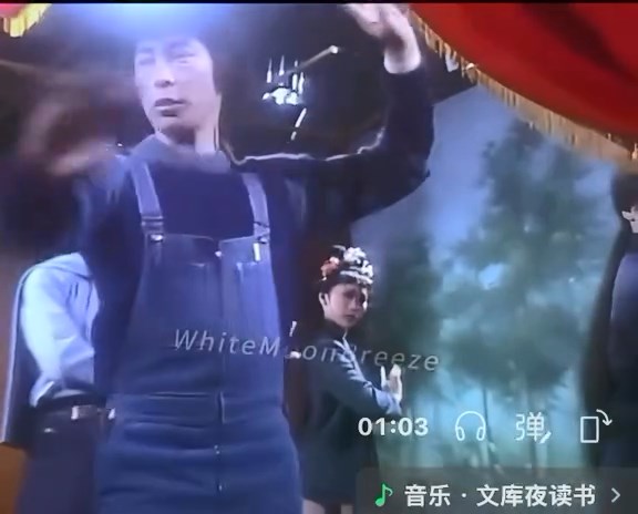 影片中可見劉兆銘正在指導舞蹈。