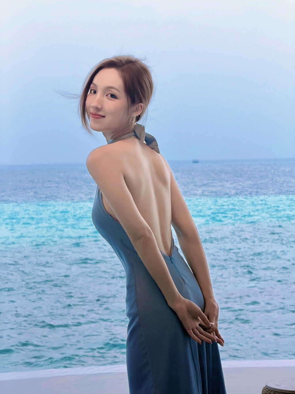 海兒樣貌甜美,身材勻稱。