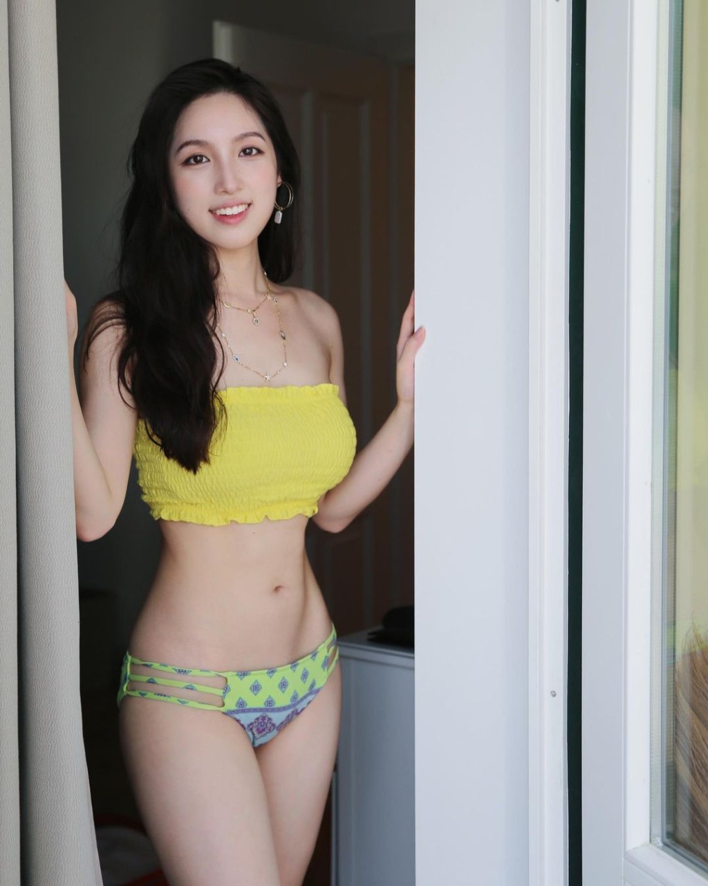 海兒身材出眾,擁有纖瘦的腰線。