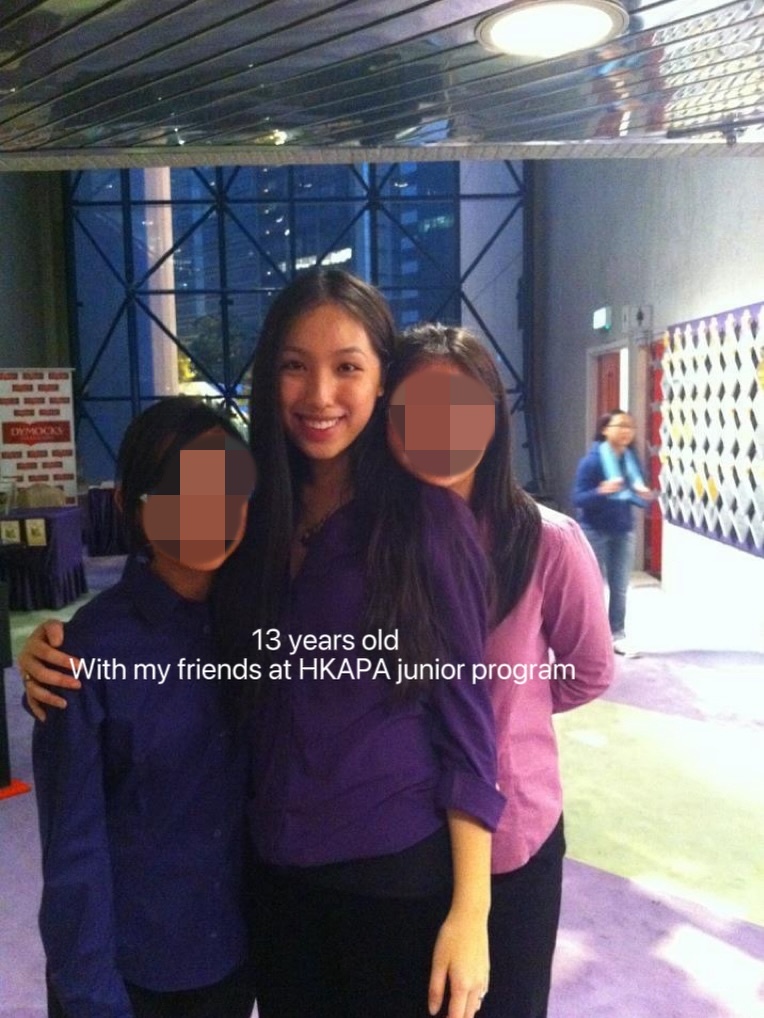 13歲的海兒已亭亭玉立,笑容甜美,充滿青春氣息。