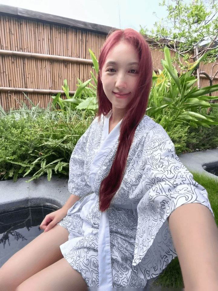 海兒以白色浴袍造型自拍,露出笑容展示美腿。