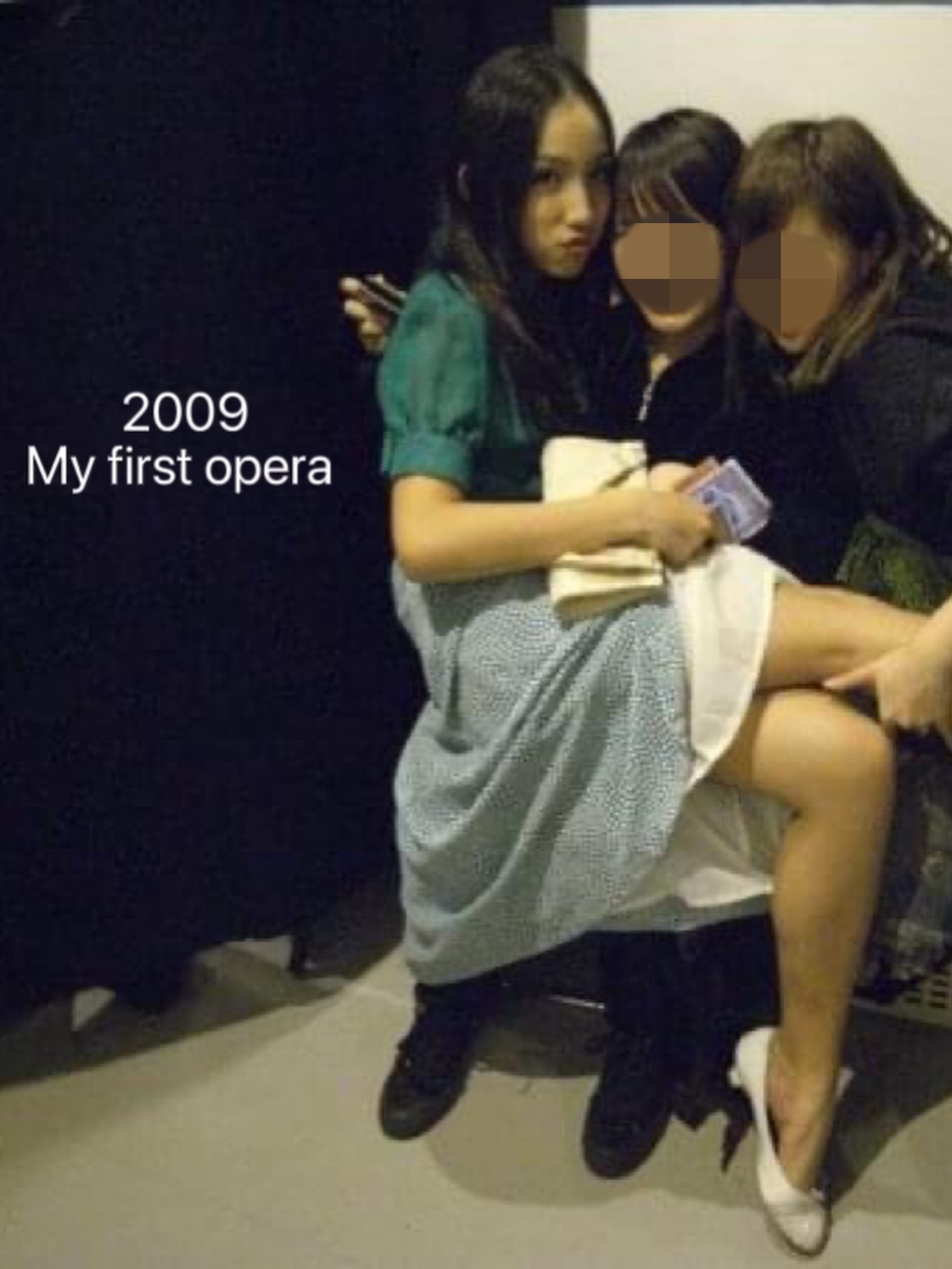 2009年首次踏上歌劇舞台,樣貌標緻略帶青澀。