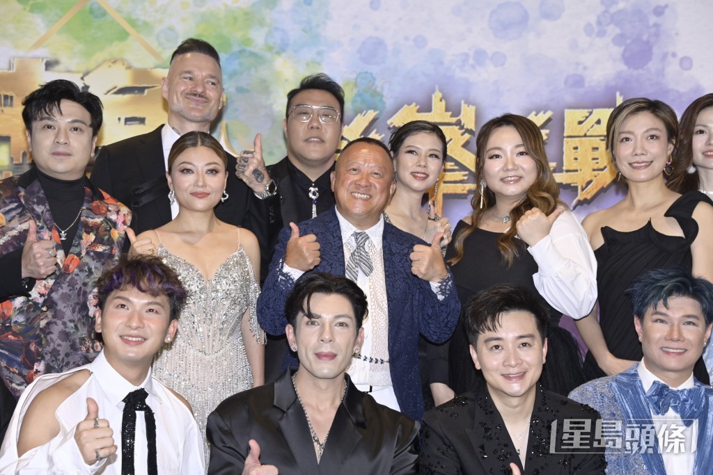李佳穿上吊帶低胸晚裝成為焦點。