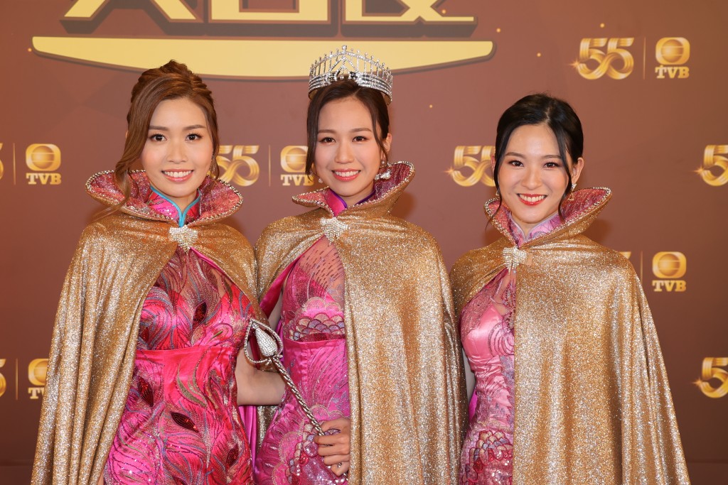 何沛珈(中)2022年參加《香港小姐再競選》並奪得冠軍。