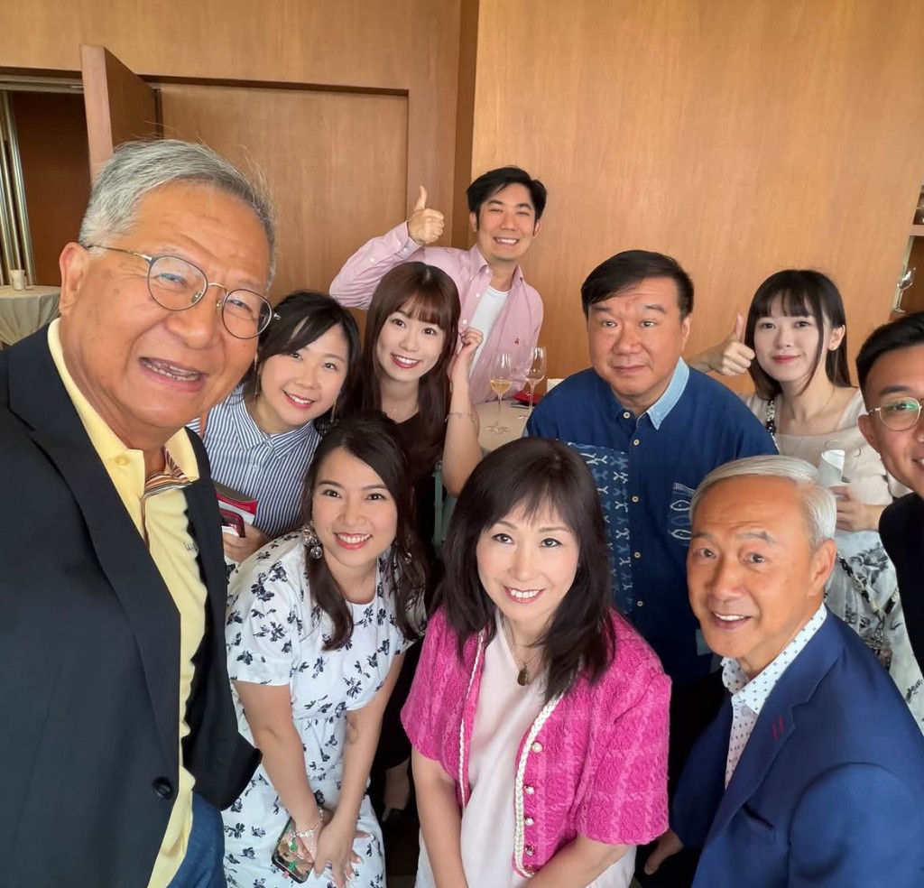 梁榮武與其他賓客合照留念。