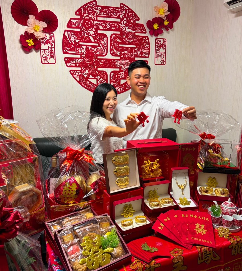 袁沅玉與未婚夫被豐厚聘禮包圍。