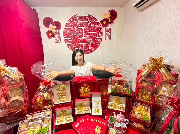 過大禮的聘禮包括龍鳳鈪、金豬牌、果籃及海味等。