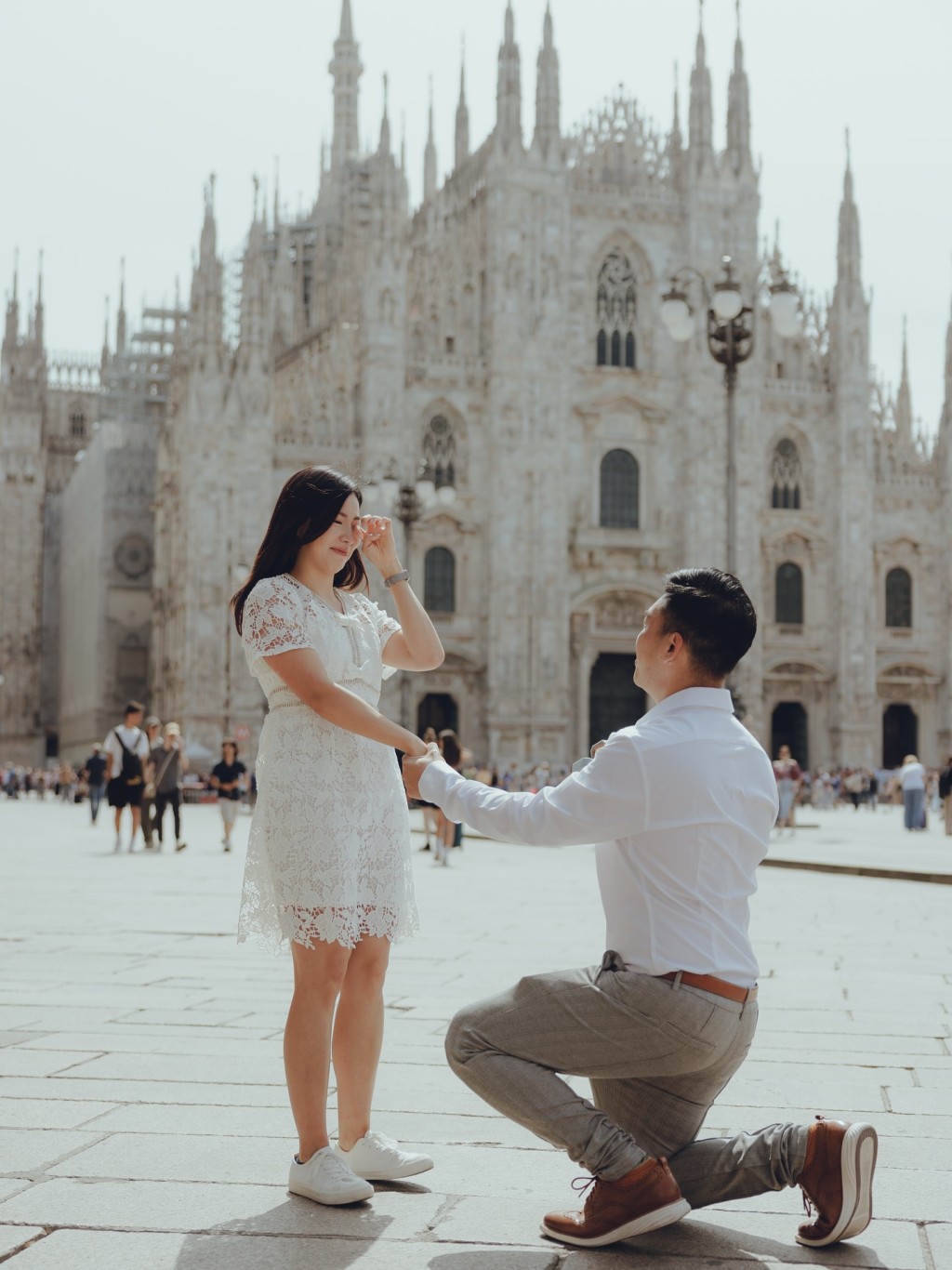 2025年，男友在米蘭大教堂外向袁沅玉求婚。