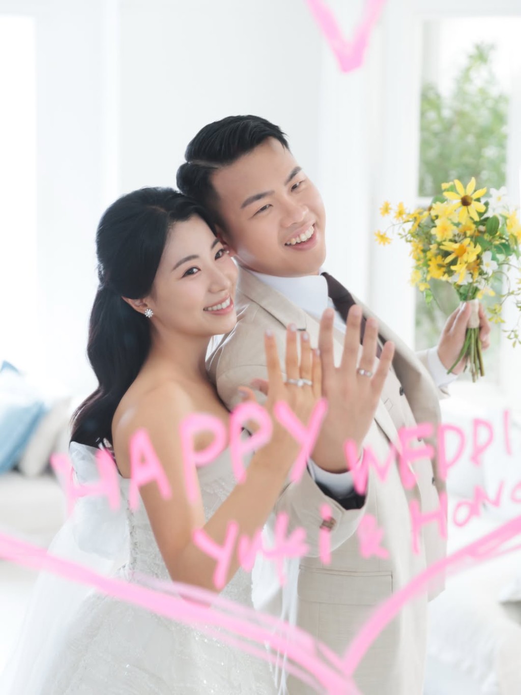 袁沅玉與未婚夫在玻璃屋及影樓拍攝婚照。