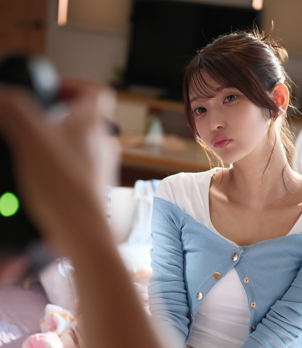 倉木華出道前是一名AV女優化妝師。