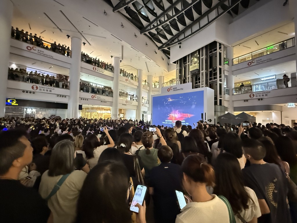 9月11日有商場舉行《繼續張國榮大熱派對》，現場人山人海。（Threads圖片）