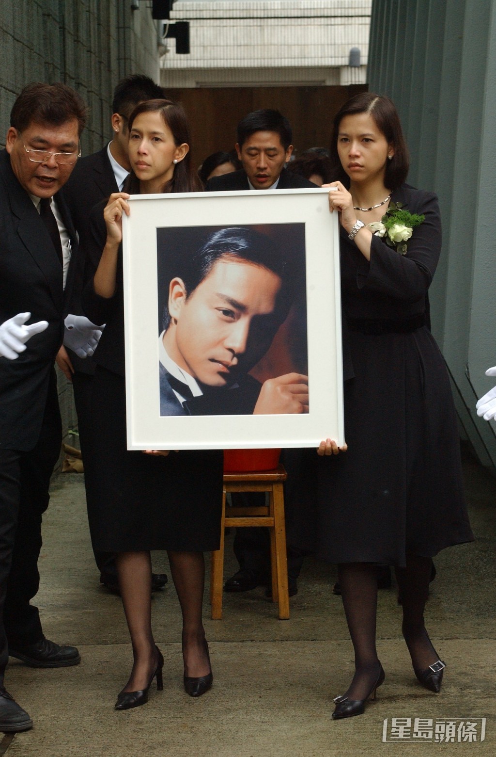 2003年4月7日的喪禮上，唐鶴德為張國榮的後事奔波打點。