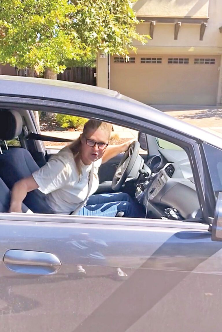 一名女子日前駕車接近一對父女，出言質疑父親是否販賣或拐帶女孩，她其後被警方拘捕。KRON4電視畫面