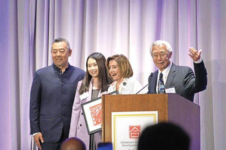 前眾議院議長普洛西（右2）獲頒終身成就獎，左一為華協行政總裁楊重賢。記者黃偉江攝